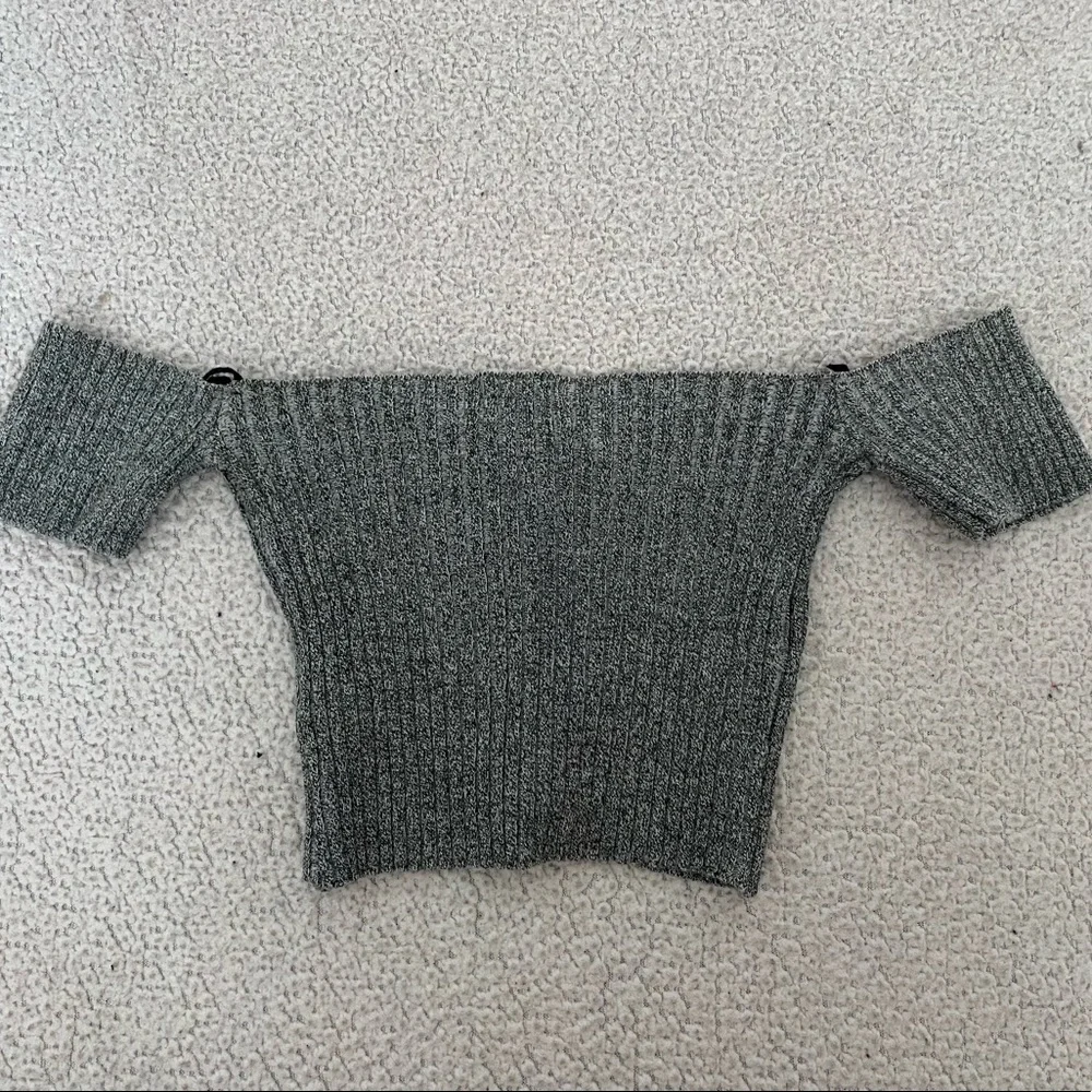 Grey crop top off shoulder - Picture 2 of 2